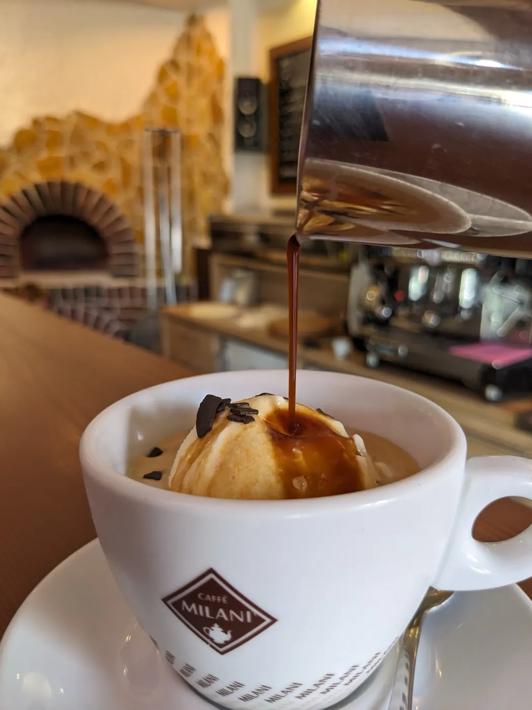 Espresso Caffè Milani nalévané na kopeček domácí zmrzliny