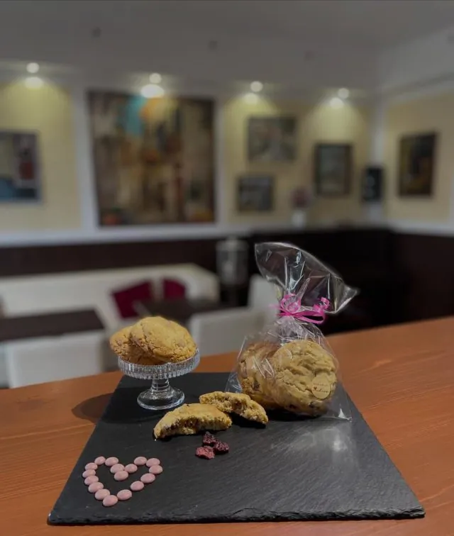 Domácí cookies na břidlicovém prkénku v kavárně